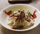 Zwiebelsalat mit Käse und Radicchio auf Tessiner Art