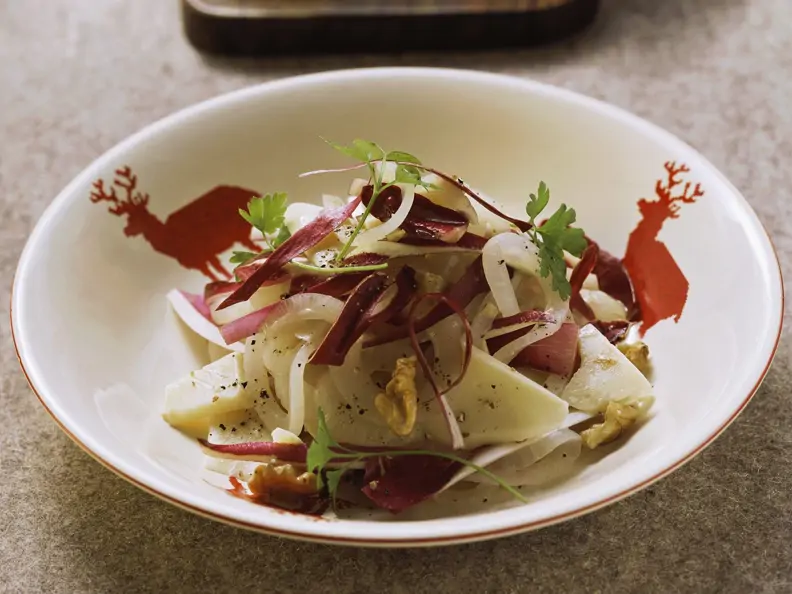 Zwiebelsalat mit Käse und Radicchio auf Tessiner Art
