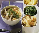 Kichererbsen-Geflügel-Suppe dazu Fladenbrot, Kräuter und Zitrone