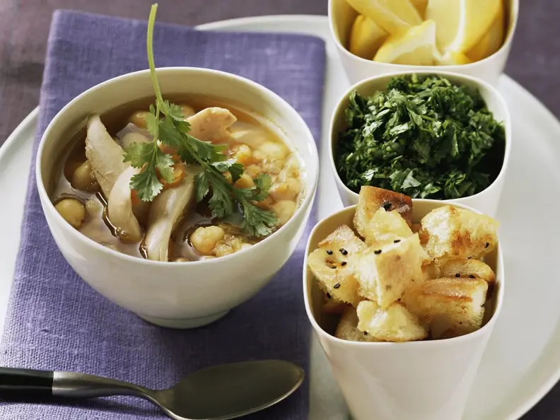 Kichererbsen-Geflügel-Suppe dazu Fladenbrot, Kräuter und Zitrone