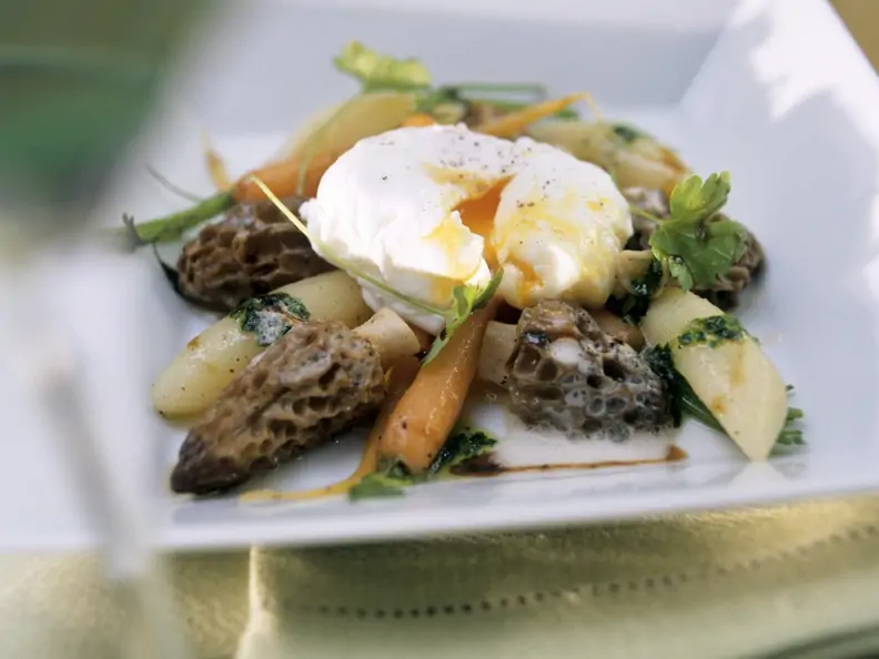 Morchel-Karotten-Ragout mit verlorenem Ei