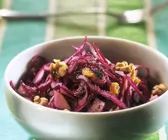 Rotkohl-Walnuss-Salat mit Mohn und Sultaninen