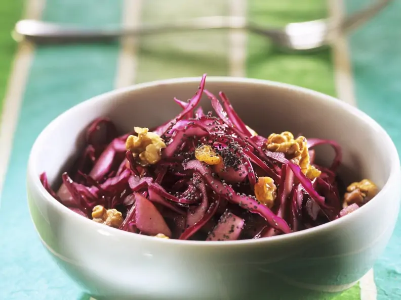 Rotkohl-Walnuss-Salat mit Mohn und Sultaninen