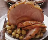 Weihnachtlicher Schinkenbraten mit Nelken und Perlzwiebeln