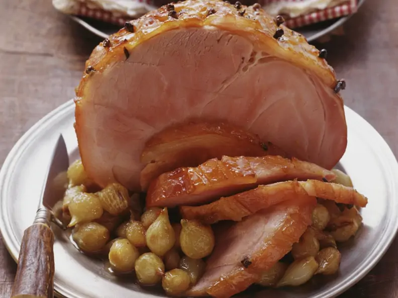 Weihnachtlicher Schinkenbraten mit Nelken und Perlzwiebeln