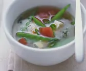 Misosuppe mit Kaiserschoten, Tomaten und Tofu