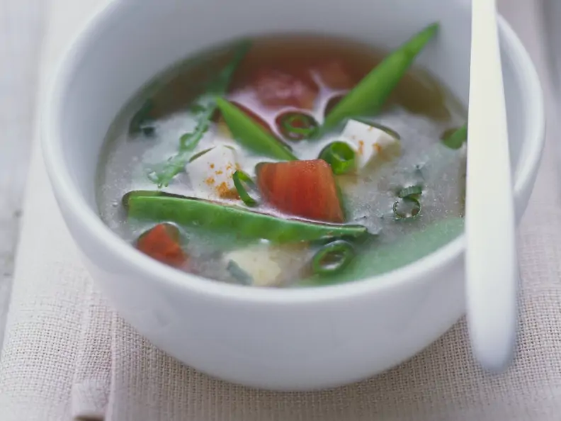 Misosuppe mit Kaiserschoten, Tomaten und Tofu