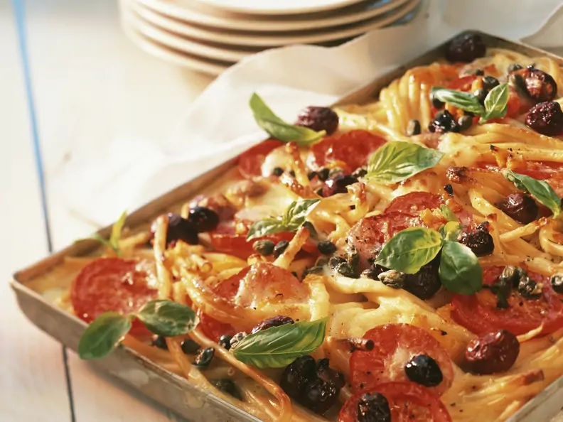 Nudelgratin in Pizza-Stil