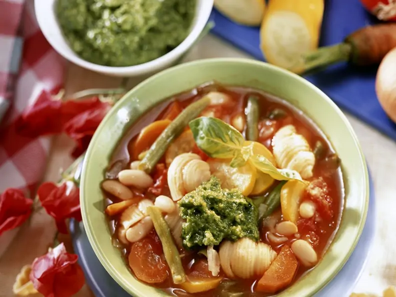 Minestrone mit grünem Pesto