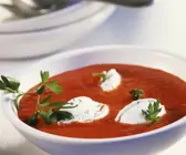 Cremige Paprikasuppe mit Frischkäsenocken
