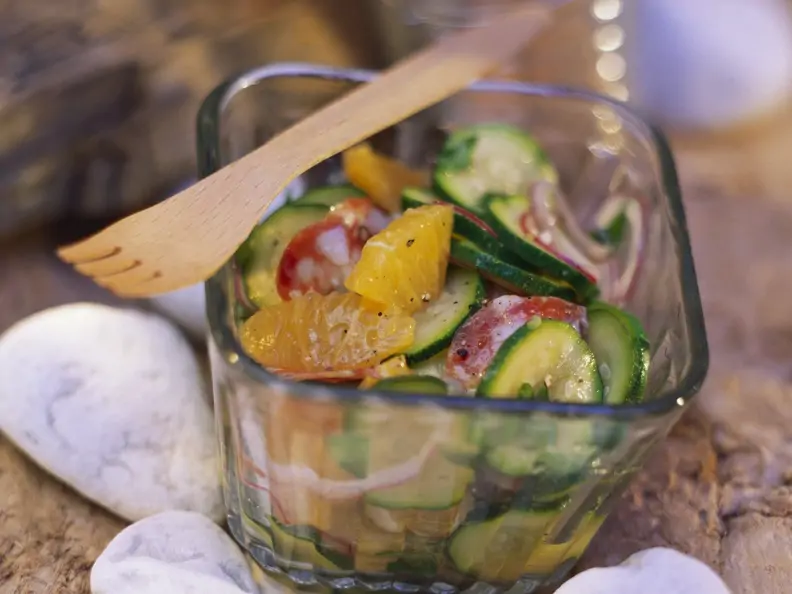 Zucchini-Salami-Salat mit Orangen