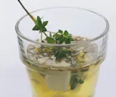 Frische Marinade mit Zitronensaft, Wein, Knoblauch und Kräutern