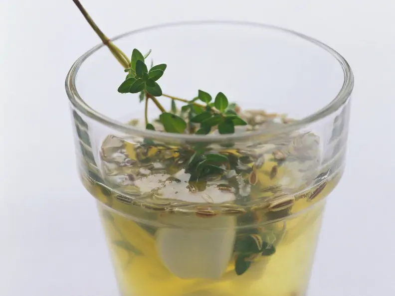 Frische Marinade mit Zitronensaft, Wein, Knoblauch und Kräutern