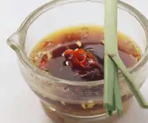 Würzige Grillsoße (Sojasoße, Honig, Sesamöl und Ingwer)
