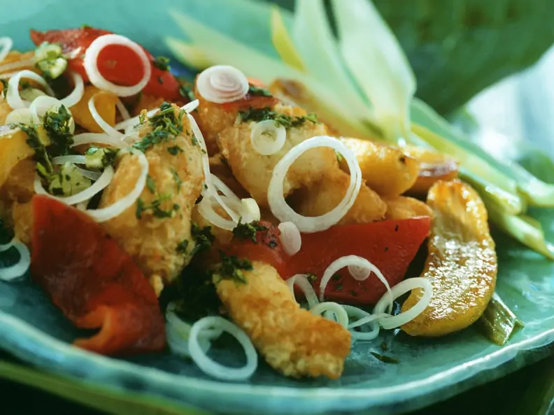 Knusprige Fisch mit Gemüse und Bananen