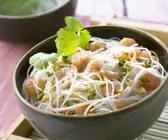 Glasnudeln mit Kokosschaumsoße und Scampi