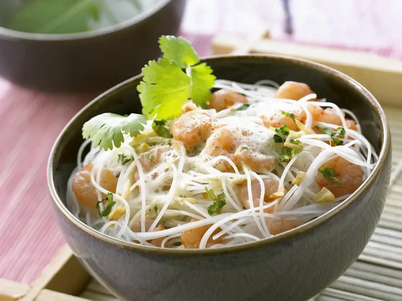Glasnudeln mit Kokosschaumsoße und Scampi