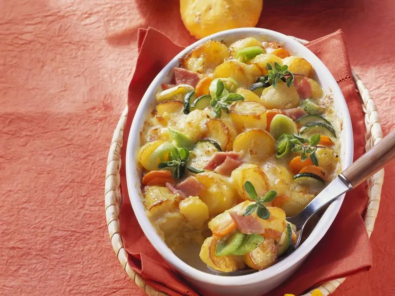 Kartoffel-Gemüse-Gratin mit Schinken