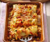 Cannelloni mit Gemüse und Hackfleisch gefüllt in einer Auflaufform