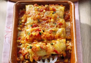 Cannelloni mit Gemüse und Hackfleisch gefüllt in einer Auflaufform