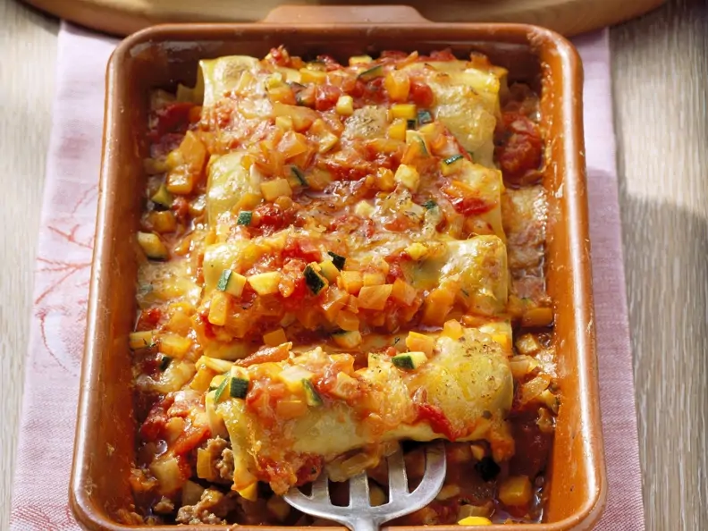 Cannelloni mit Gemüse und Hackfleisch gefüllt in einer Auflaufform