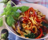 Auberginen-Paprika-Gemüse mit Pilzen, aus dem Wok