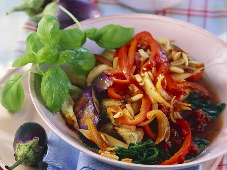 Auberginen-Paprika-Gemüse mit Pilzen, aus dem Wok