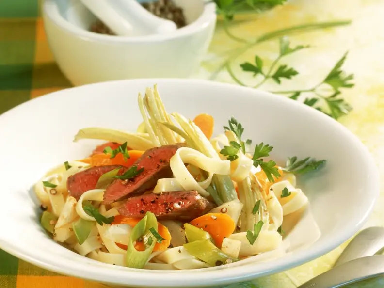 Pasta mit Lammfilet und Gemüse
