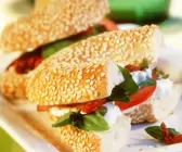 Tomaten-Frischkäse-Bagel