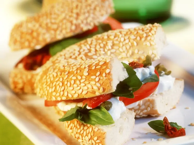 Tomaten-Frischkäse-Bagel