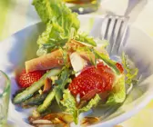 Spargelsalat mit Erdbeeren, geräucherter Forelle und Mandeln