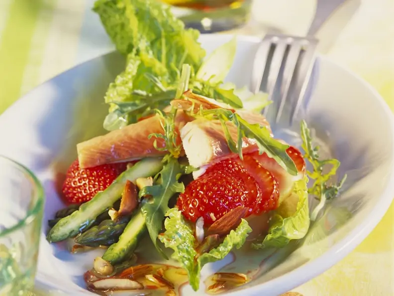 Spargelsalat mit Erdbeeren, geräucherter Forelle und Mandeln