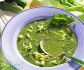 Sauerampferkaltschale mit sauren Gurken und Ei