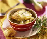 Zwiebelsuppe mit Käsebrot