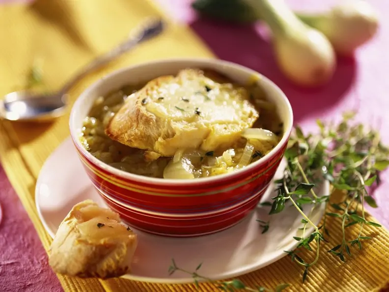 Zwiebelsuppe mit Käsebrot