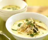 Kokos-Hähnchen-Suppe mit Sprossen