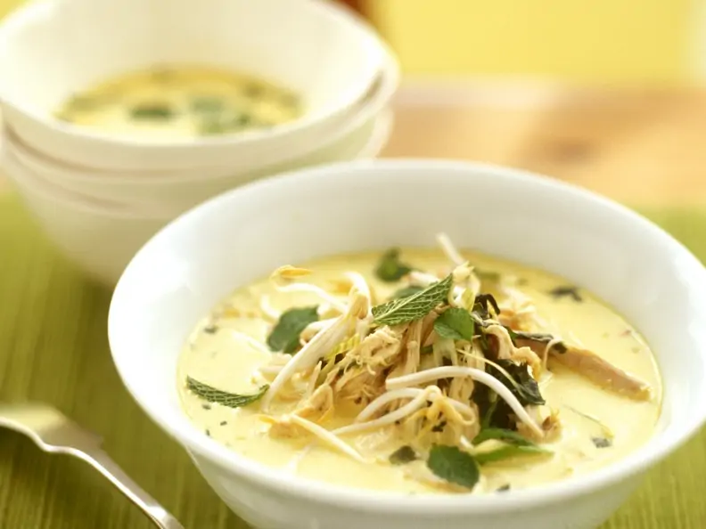 Kokos-Hähnchen-Suppe mit Sprossen