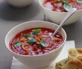 Tomatensuppe mit Käse dazu Kräuterbrot