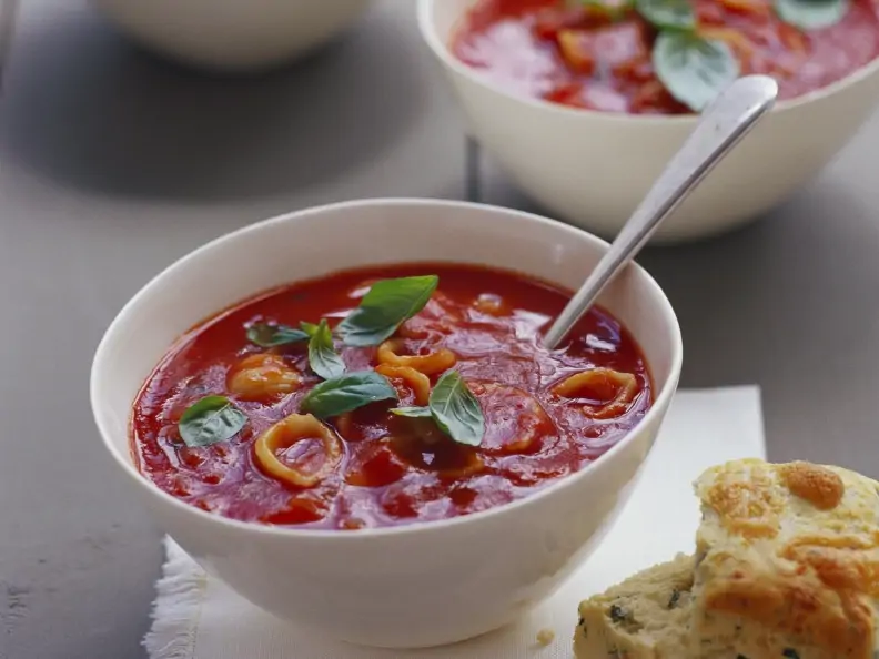 Tomatensuppe mit Käse dazu Kräuterbrot