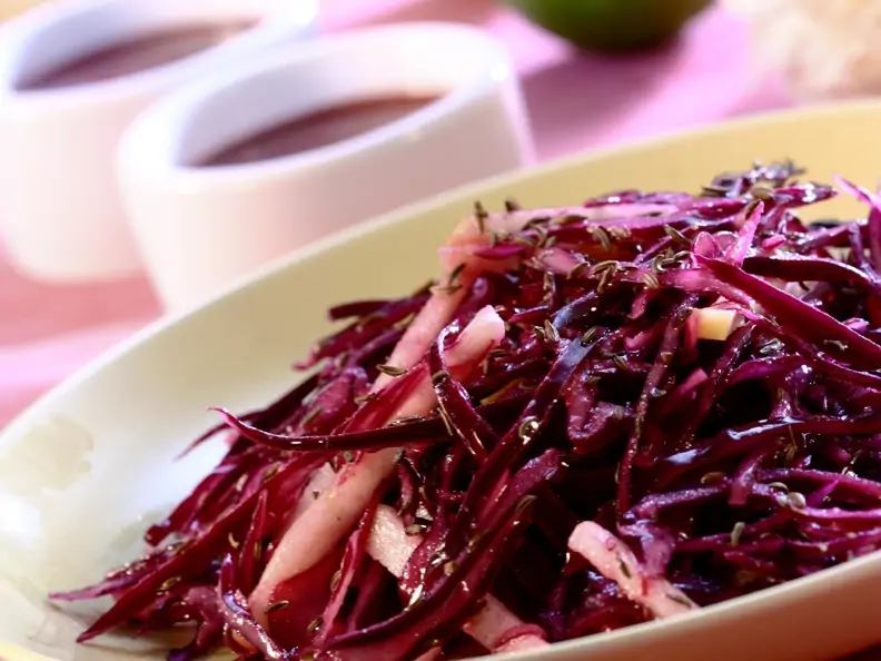 Rotkohlsalat mit Apfel