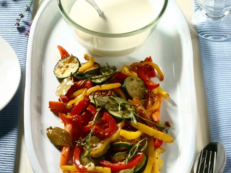 Buntes Gemüse mit Joghurtsauce