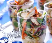 Hähnchenstreifen mit Gemüse und Nudelsalat