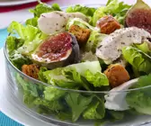 Romanasalat mit Croutons, Hähnchenstreifen und Feige