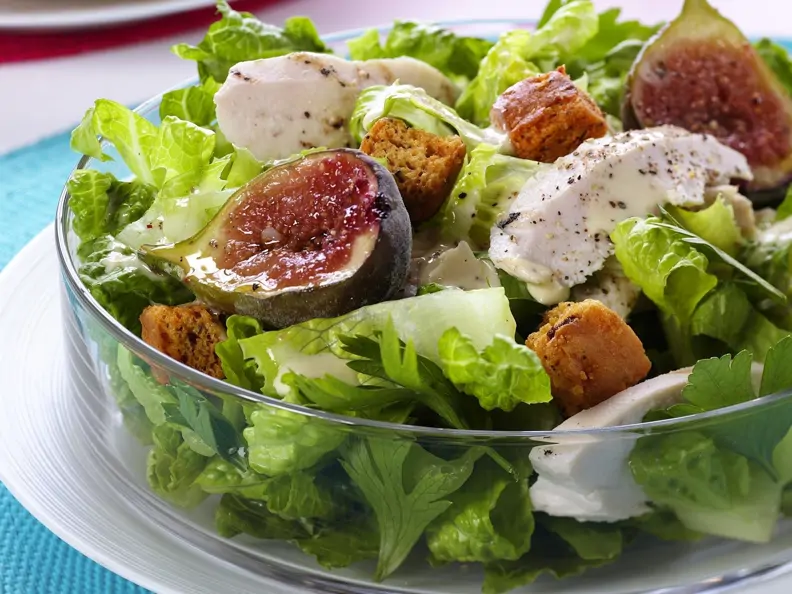 Romanasalat mit Croutons, Hähnchenstreifen und Feige