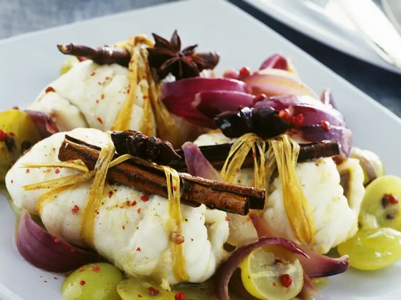 Fischrouladen mit Weintrauben