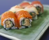Sushiröllchen mit Lachs, Thunfisch und Gurke