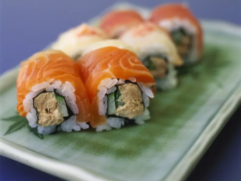 Sushiröllchen mit Lachs, Thunfisch und Gurke