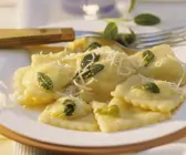 Selbstgemachte Ravioli in Salbeibutter