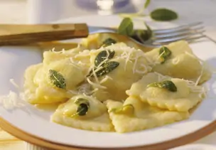 Selbstgemachte Ravioli in Salbeibutter