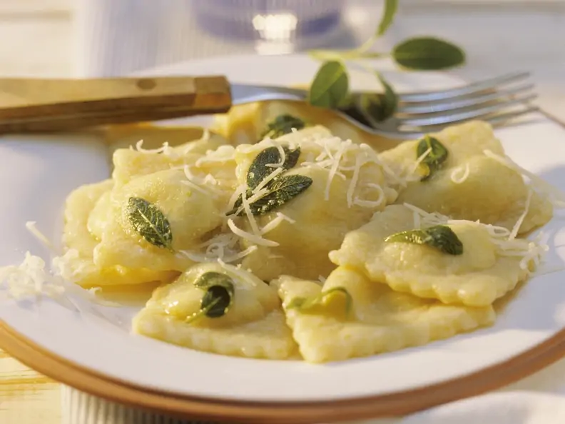 Selbstgemachte Ravioli in Salbeibutter